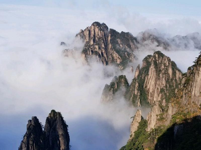 黄山原名"黟山",因峰岩青黑,遥望苍黛而名,被联合国教科文组织列入"
