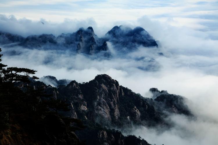 黄山原名"黟山",因峰岩青黑,遥望苍黛而名
